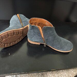 Navy suede Kork-Ease Velma booties size 8M